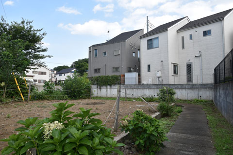 左へ