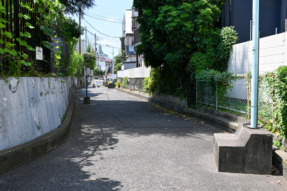 コンクリ舗装と無名橋