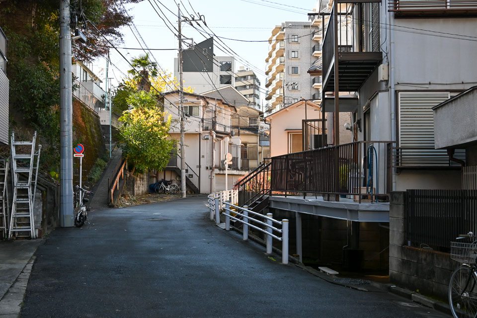 崖下