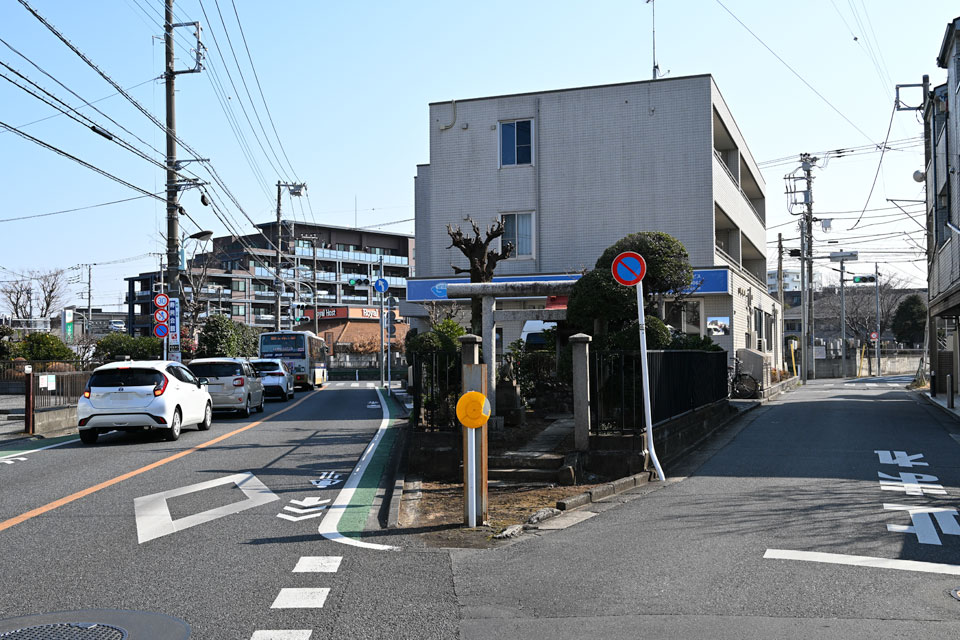 Y字路と祠