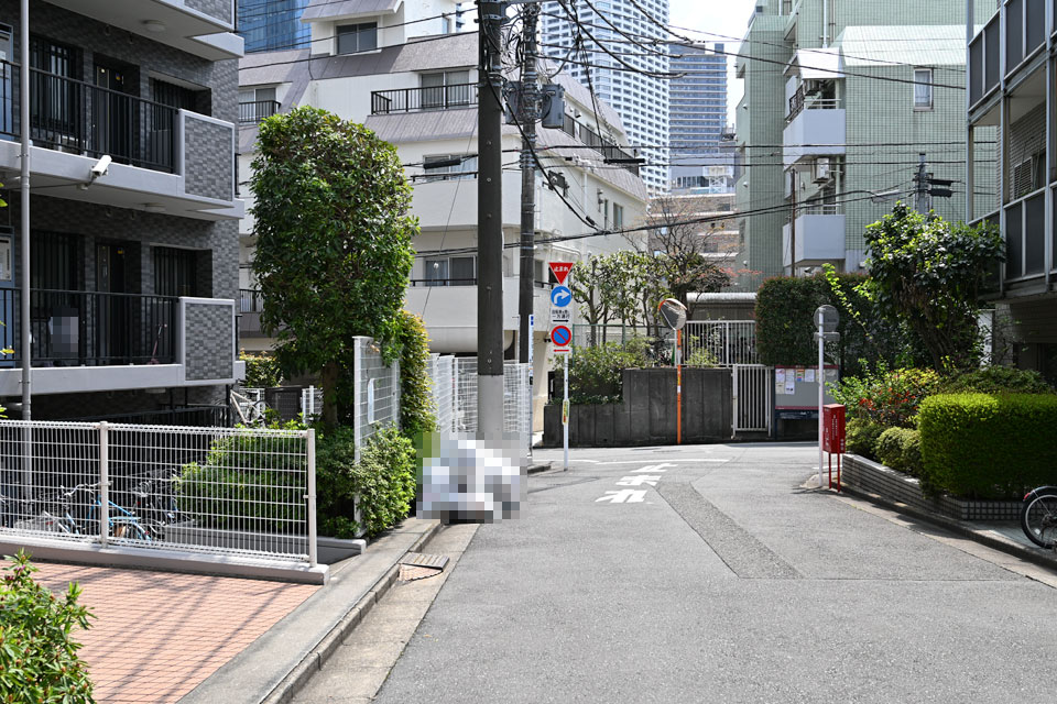 マンション脇