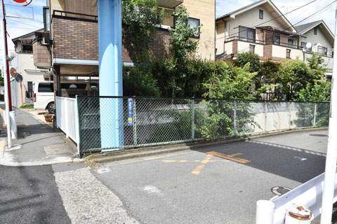 歩道橋下