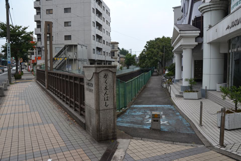 下流を見る