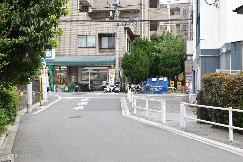 スーパー横