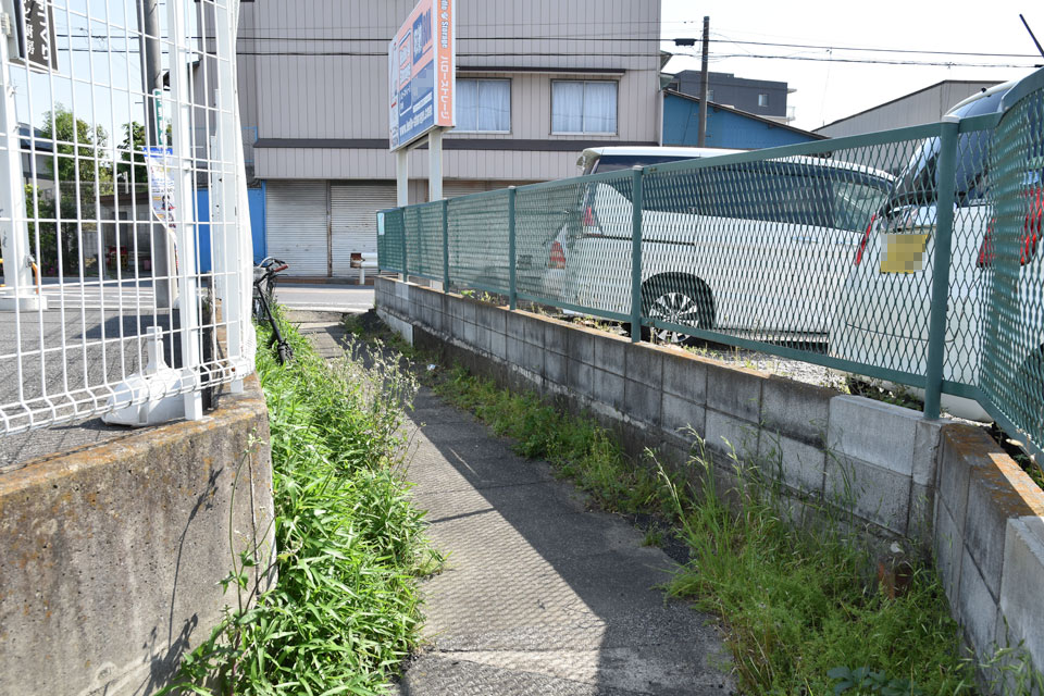 コンビニ脇