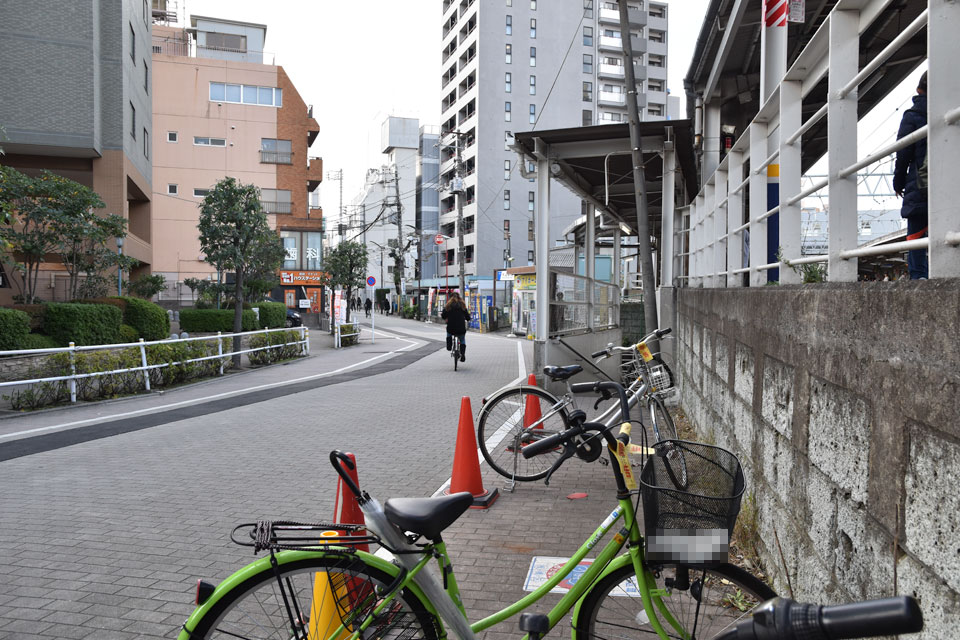 東口