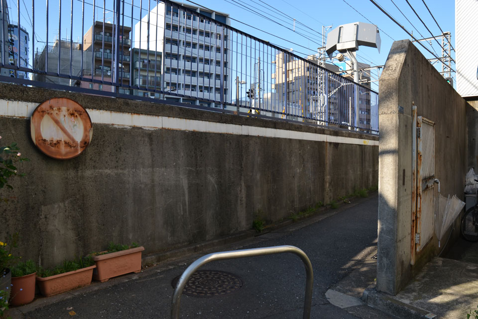 踏切へ