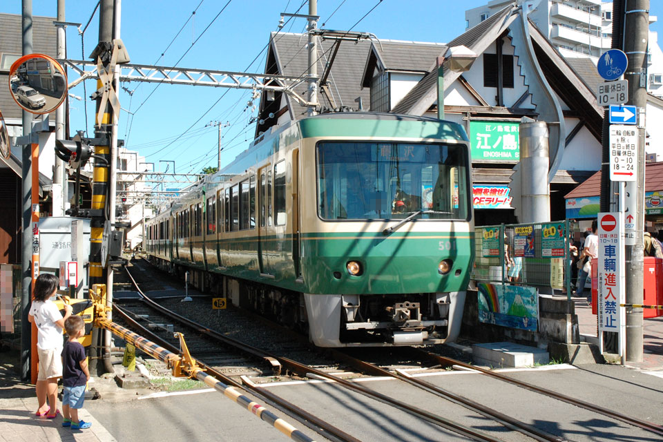 江ノ島駅を出る新500形