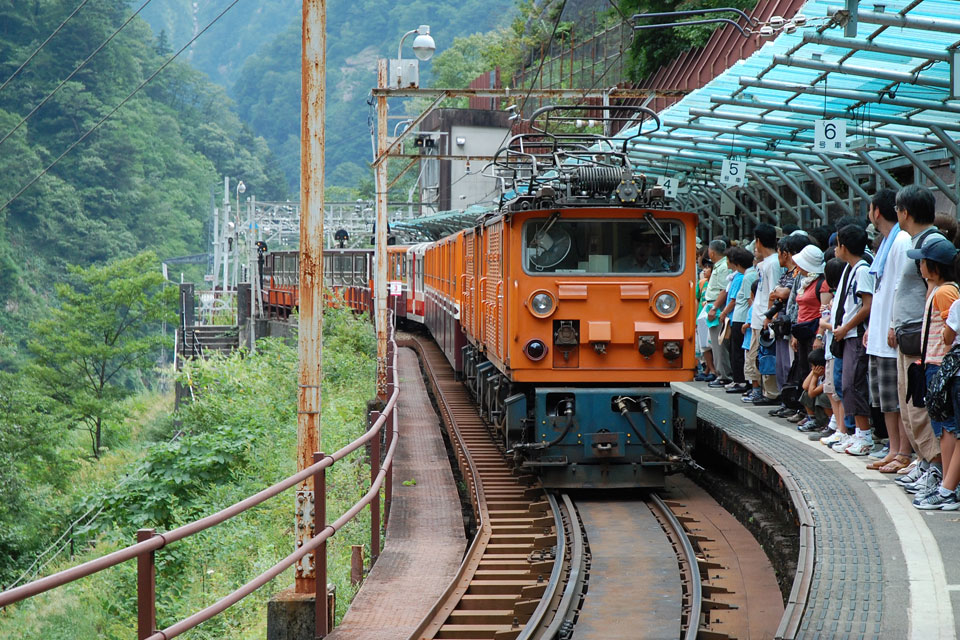 欅平駅へ入線
