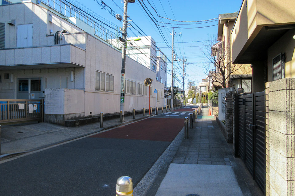 世田谷小学校裏