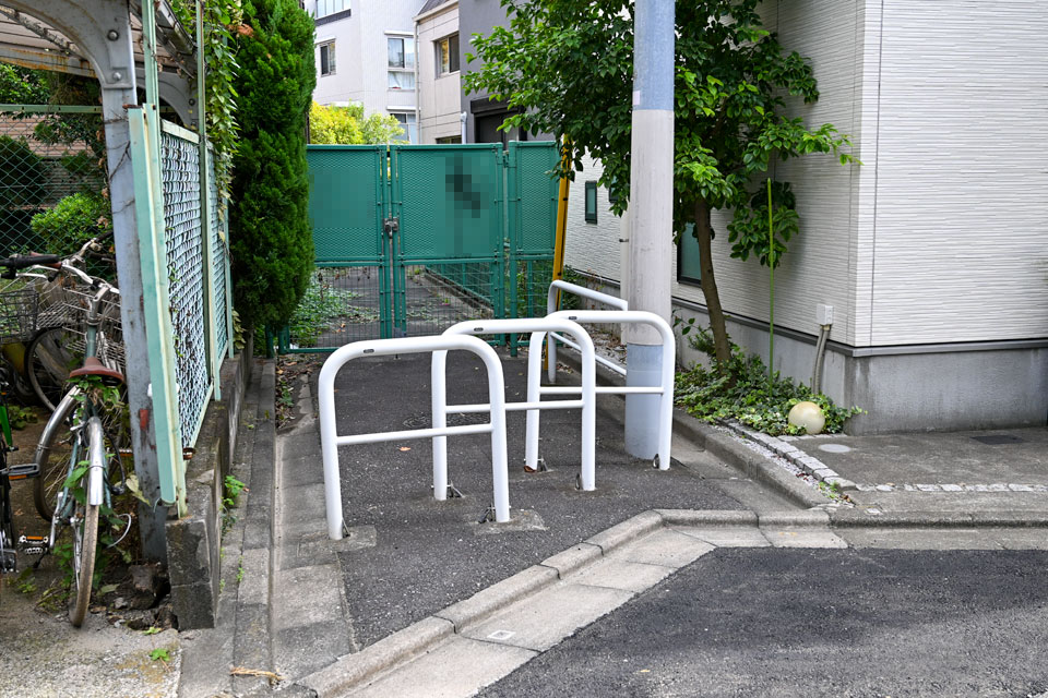 車止めとフェンス