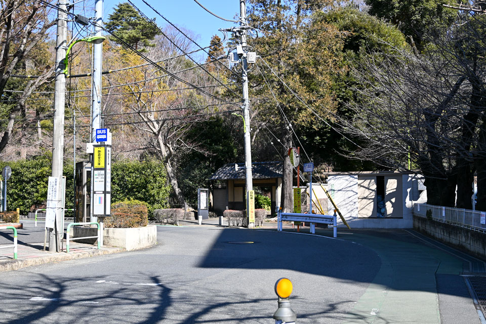 静嘉堂文庫バス停