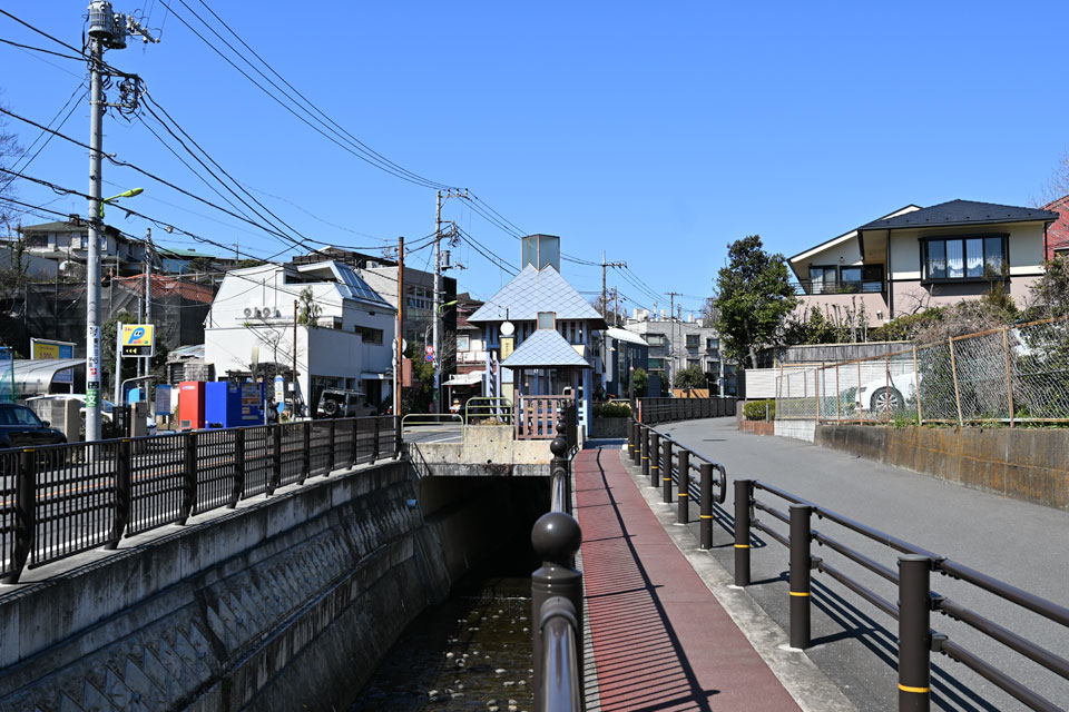 バス停と水道みち