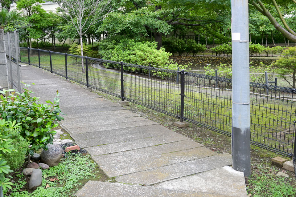 公園脇の蓋暗渠